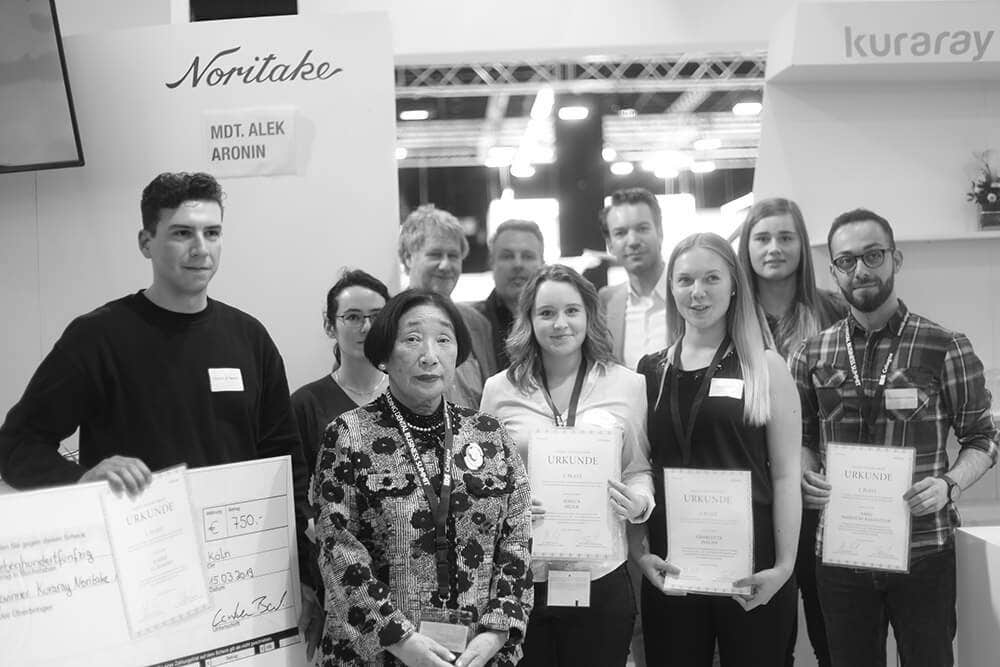 Die Gewinner des Azubi-Awards mit den Juroren (hinten) und Kiyoko Ban (Kuraray Noritake), Gründerin der Dentalkeramiksparte bei Noritkae