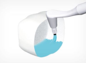 2b. Applicare CLEARFIL™ CERAMIC PRIMER PLUS* sulla superficie interna del restauro e asciugare.