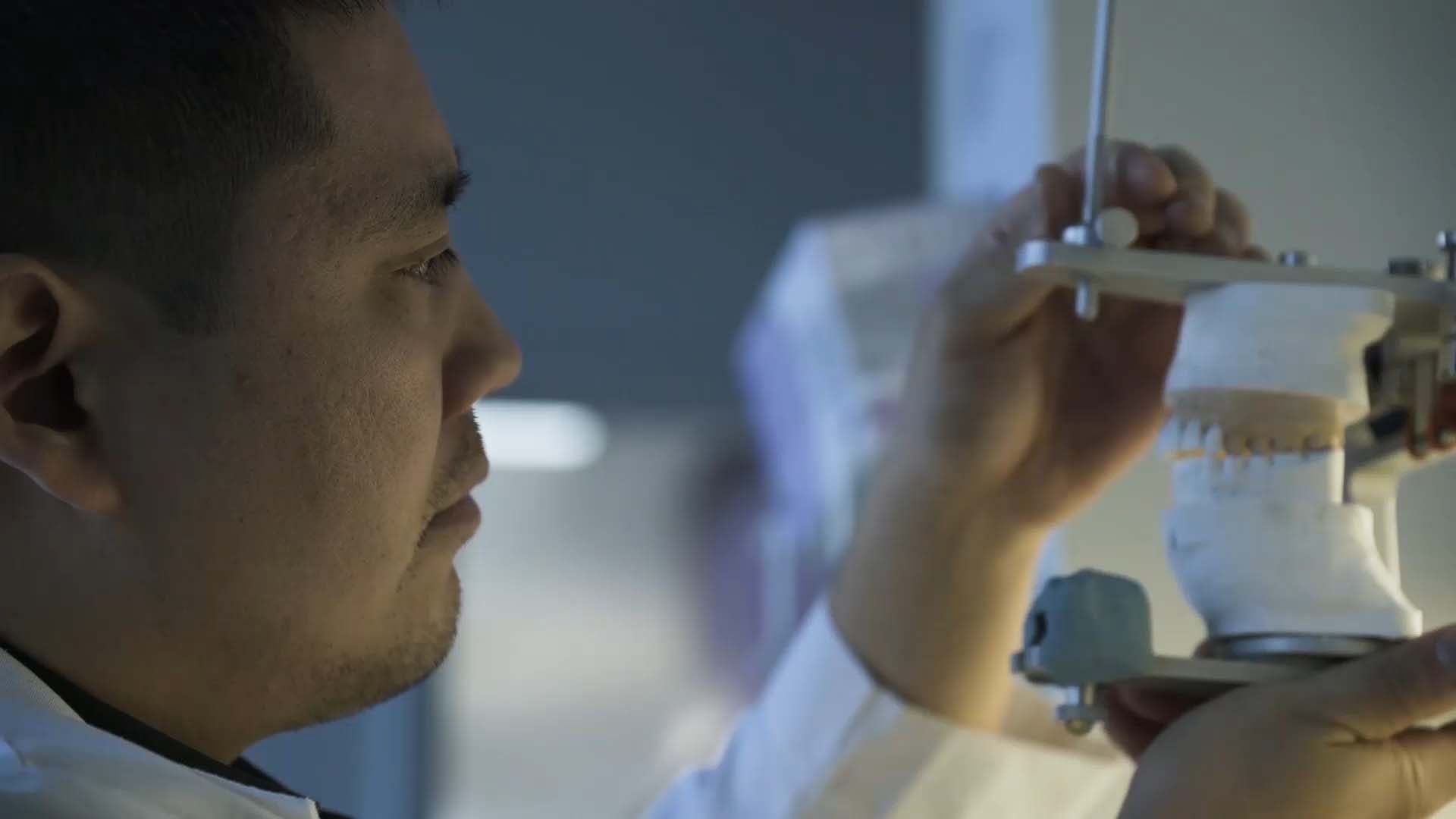 MAI SMETTERE DI IMPARARE.<br>FORMAZIONE ONLINE E IN PRESENZA. background image